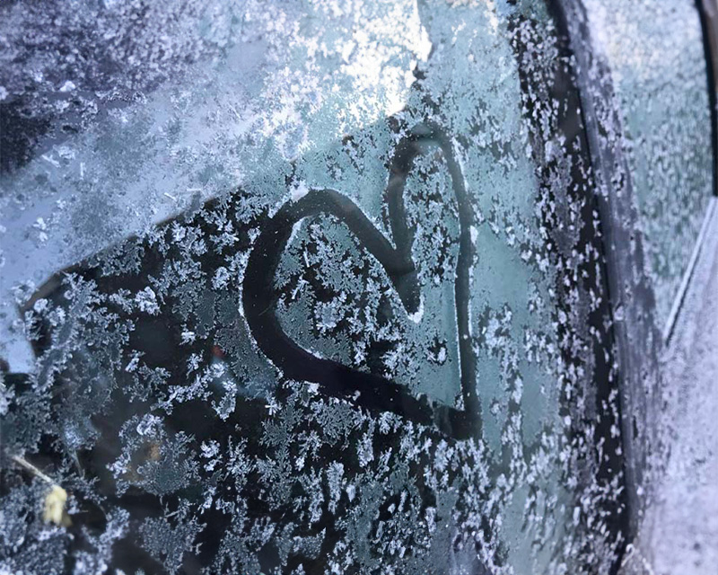 Blogger Tawna drew a heart in frost on her honey’s car window.